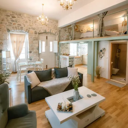 Kelly's Traditional House Of *