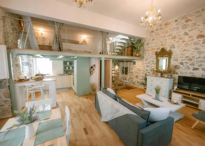 Kelly's Traditional House Of *