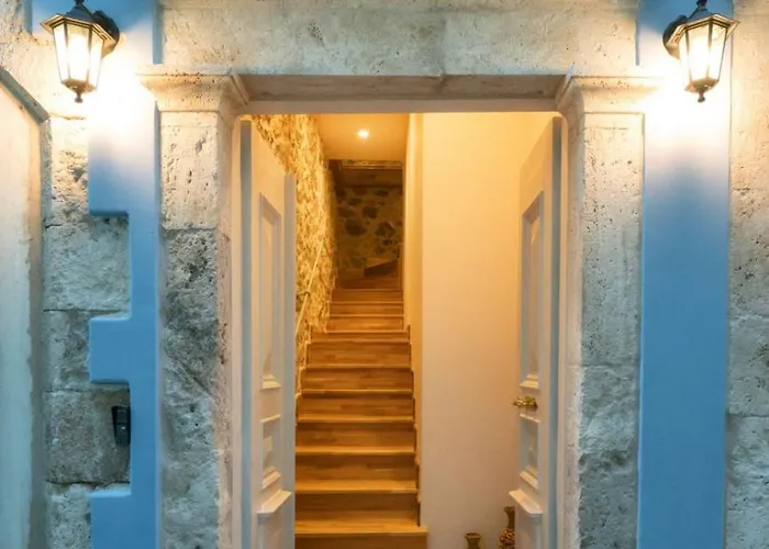 Kelly's Traditional House Of *