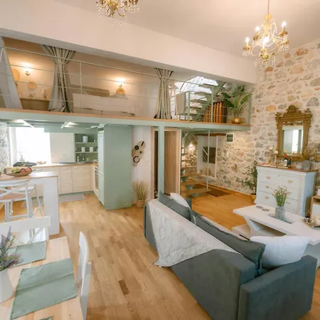 Kelly's Traditional House Of *