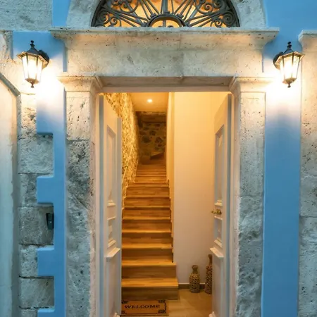 Kelly's Traditional House Of *