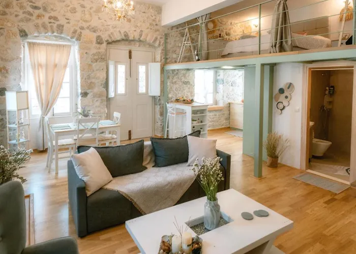 Kelly's Traditional House Of *